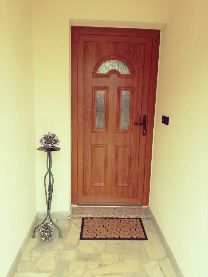 Room Kris With Private Entrance & Private Bathroom Vilanija Exterior foto