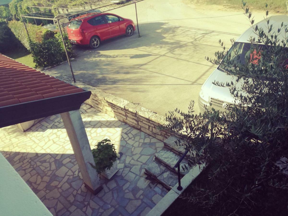 Room Kris With Private Entrance & Private Bathroom Vilanija Exterior foto