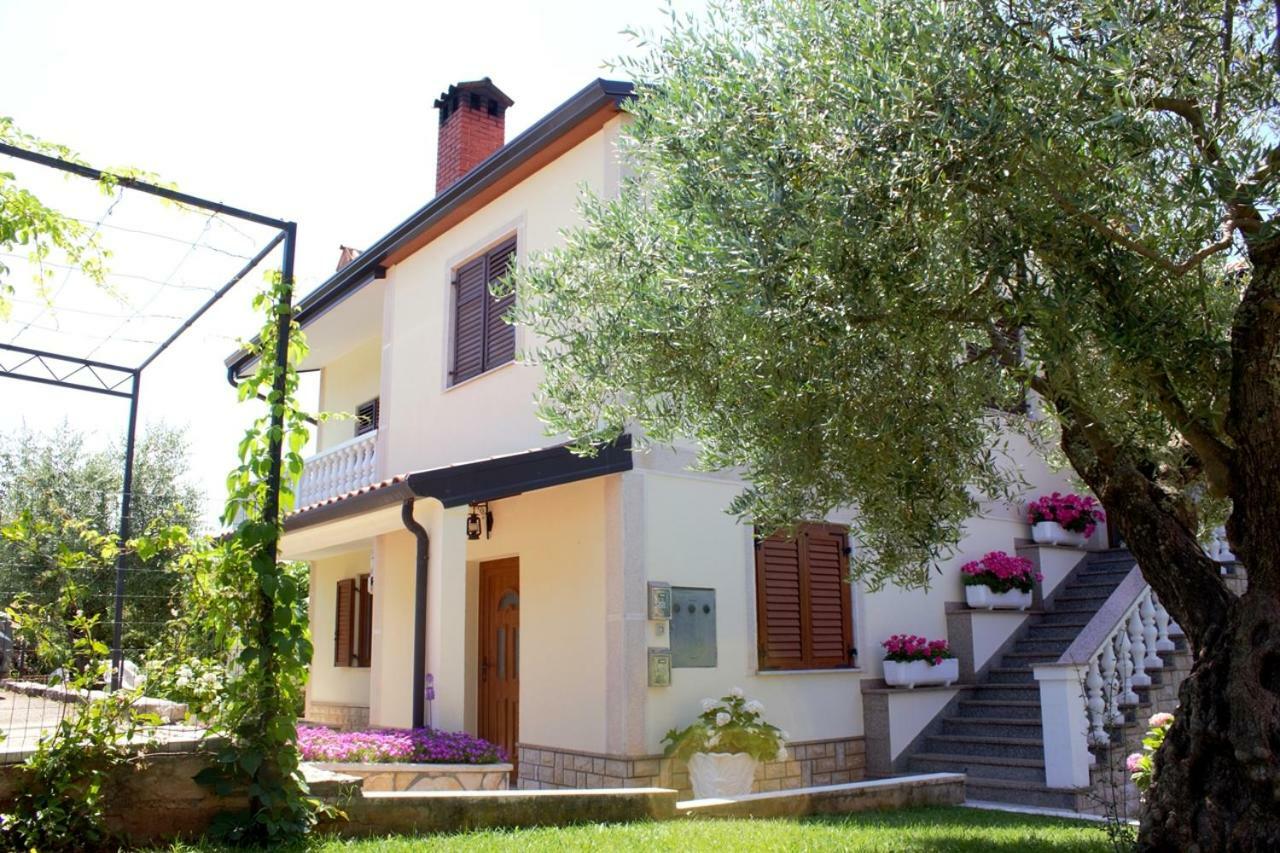 Room Kris With Private Entrance & Private Bathroom Vilanija Exterior foto