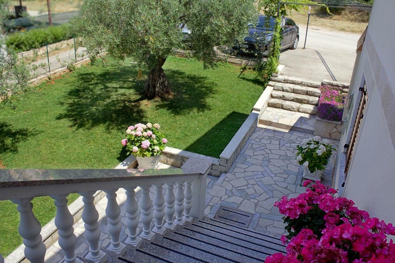 Room Kris With Private Entrance & Private Bathroom Vilanija Exterior foto