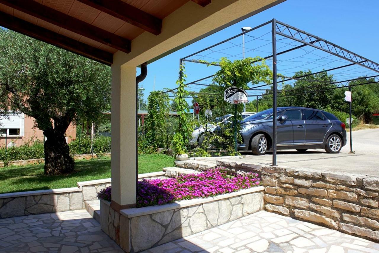 Room Kris With Private Entrance & Private Bathroom Vilanija Exterior foto